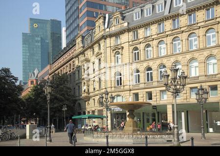 Kaiserplatz avec Kaiserbrunnen et Gallileo 136m, Dresdner Bank, banque, tour, tour, Centre ville, main, Francfort, Hesse, Allemagne Banque D'Images