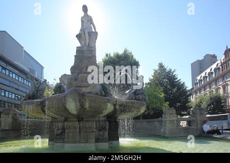 Fontaine de conte de fées de style Art nouveau et de contre-jour, fontaine, Willy Brandt Platz, centre-ville, main, Francfort, Hesse, Allemagne Banque D'Images