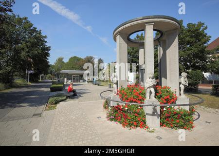 Parc thermal avec fontaine et source minérale à Bad Vilbel, Hesse, Allemagne Banque D'Images