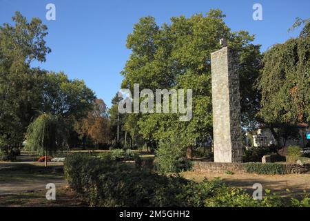 Parc thermal avec mémorial de guerre à Bad Vilbel, Hesse, Allemagne Banque D'Images