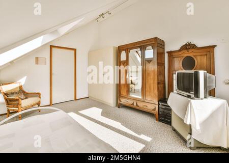 une chambre avec un lit, une commode et une télévision dans le coin de la pièce sur la gauche est une fenêtre Banque D'Images