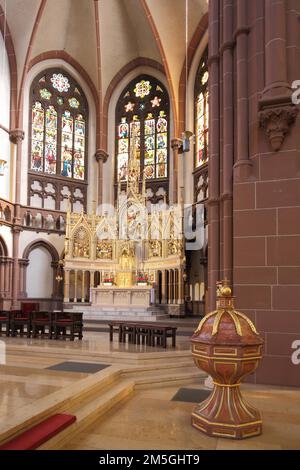 Vue intérieure avec police baptismale et choeur avec autel pliant autel élevé de la rue néo-gothique Eglise Pierre, rouge, marbre, pierre, Heppenheim Banque D'Images