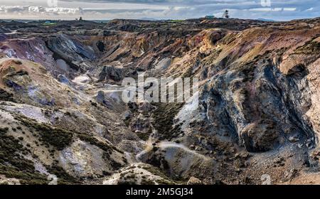 Vue panoramique sur la mine de cuivre Parys Mountain à Anglesey, au nord du pays de Galles Banque D'Images