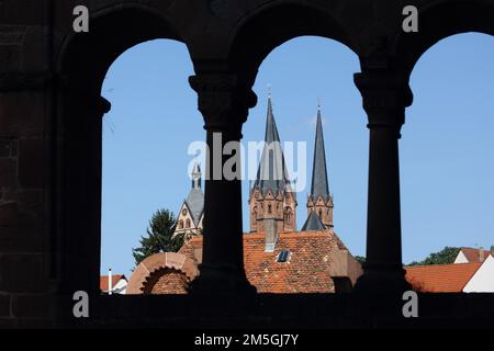 Vue par la fenêtre de Kaiserpfalz sur Marienkirche, silhouette, tours d'église, clochers, paysage urbain, Gelnhausen, Hesse, Allemagne Banque D'Images