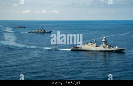 220317-N-DH793-2333 MER IONIENNE (17 mars 2022) de gauche à droite, la frégate grecque de classe Hydra de la Marine hellénique HS Hydra (F 452), le destroyer à missiles guidés USS Gonzalez (DDG 66) et la frégate de classe Carlo Bergammi DE LA Marine italienne, SON Antonio Marceglia (F597), transitent en formation de la mer Ionienne, 17 mars 2022. Le groupe de grève des transporteurs Harry S. Truman est en cours de déploiement aux États-Unis Sixième zone d'exploitation de la flotte à l'appui des intérêts des États-Unis, des alliés et des partenaires en Europe et en Afrique. Banque D'Images