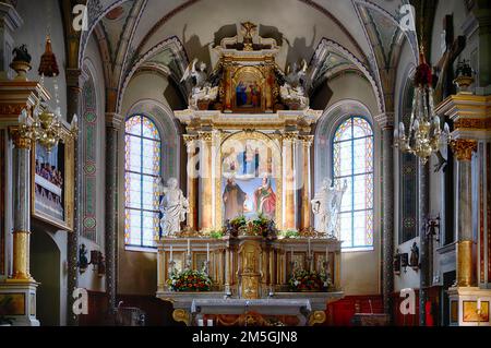 Vue intérieure, autel principal avec retable, église paroissiale de San Cristina à Val Gardena, Santa Cristina, Val Gardena, Tyrol du Sud, Italie Banque D'Images