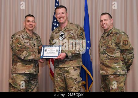 Lieutenant-colonel Richard Baysinger, à gauche, commandant adjoint du Groupe de la base aérienne 66th, Et le Sgt William Hebb, chef de commandement de l'ABG 66, présente le Sgt Brenton Warwick, premier sergent du 6th Escadron d'alerte spatiale, avec un certificat de promotion du sergeant principal lors de la cérémonie de libération du E-8 à la base aérienne Hanscom, au Massachusetts, au 17 mars. Les responsables de la Force aérienne ont choisi 1 443 sergents maîtres pour la promotion au service principal, sur 17 419 admissibles, pour un taux de sélection de 8,28 % dans le cycle de promotion 22E8. Banque D'Images