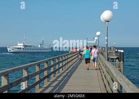 Bateau d'excursion Baltica, jetée, Kuehlungsborn, Mecklembourg-Poméranie occidentale, Allemagne Banque D'Images