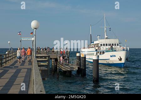 Bateau d'excursion Baltica, jetée, Kuehlungsborn, Mecklembourg-Poméranie occidentale, Allemagne Banque D'Images