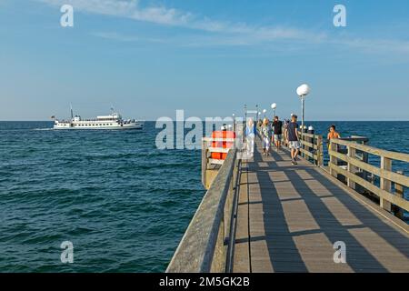 Bateau d'excursion Baltica, jetée, Kuehlungsborn, Mecklembourg-Poméranie occidentale, Allemagne Banque D'Images