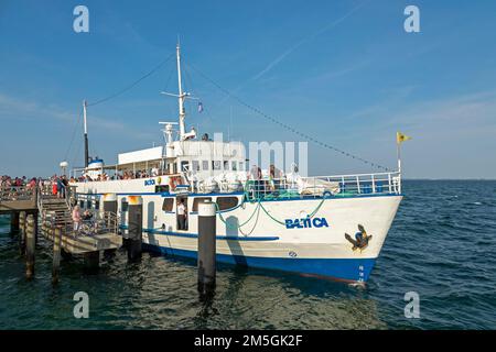 Bateau d'excursion Baltica, jetée, Kuehlungsborn, Mecklembourg-Poméranie occidentale, Allemagne Banque D'Images