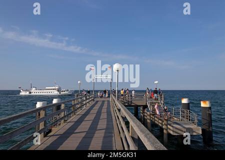 Bateau d'excursion Baltica, jetée, Kuehlungsborn, Mecklembourg-Poméranie occidentale, Allemagne Banque D'Images