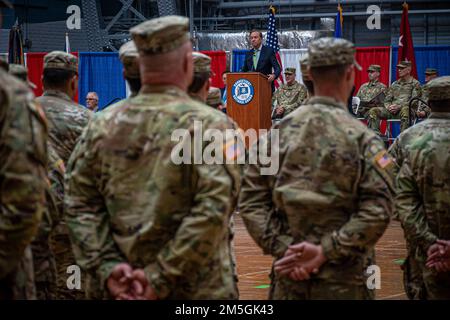 Le gouverneur du Connecticut, Ned Lamont, s'adresse aux soldats affectés au bataillon d'infanterie 1-102nd lors d'une cérémonie de bienvenue au Gov. William A. O'Neill Armory à Hartford, Connecticut, 17 mars 2022. Les 1-102nd sont récemment rentrés chez eux d'un déploiement de près d'un an en Afrique à l'appui de la Force opérationnelle conjointe combinée - la Corne de l'Afrique. Banque D'Images