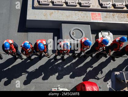 OCÉAN ATLANTIQUE (17 mars 2022) – les marins ont détendu une ligne de transport lors d’une reconstitution en mer à bord du destroyer de missiles guidés de classe Arleigh Burke USS porter (DDG 78), 17 mars. Le USS porter, déployé à Rota, en Espagne, participe actuellement à l'exercice de la Force opérationnelle dans la zone d'opérations de la flotte américaine 2nd. Le TTEX sert d'exercice de certification pour le déploiement indépendant des navires et est conçu pour tester la préparation et le rendement de la mission dans les opérations intégrées. Banque D'Images