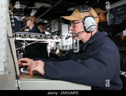 OCÉAN ATLANTIQUE (17 mars 2022) – Spécialiste des opérations 1st classe Benjamin Gross est titulaire d'une station radar de surface lors d'un exercice de transit simulé à bord du destroyer à missiles guidés de classe Arleigh Burke USS porter (DDG 78), 17 mars. Le USS porter, déployé à Rota, en Espagne, participe actuellement à l'exercice de la Force opérationnelle dans la zone d'opérations de la flotte américaine 2nd. Le TTEX sert d'exercice de certification pour le déploiement indépendant des navires et est conçu pour tester la préparation et le rendement de la mission dans les opérations intégrées. Banque D'Images