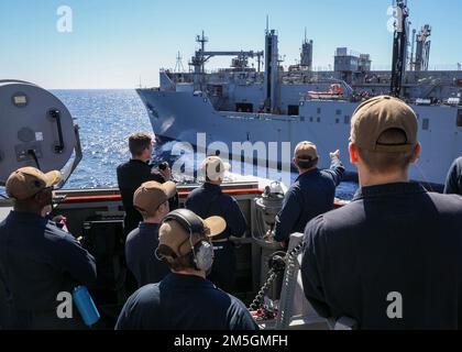 OCÉAN ATLANTIQUE (17 mars 2022) – des marins de l'aile du pont à tribord dirigent le navire lors d'un réapprovisionnement en mer avec le navire de fret sec de classe Lewis et Clark USNS William McLean (T AKE-12) à bord du destroyer à missiles guidés de classe Arleigh Burke USS porter (DDG 78), 17 mars. Le USS porter, déployé à Rota, en Espagne, participe actuellement à l'exercice de la Force opérationnelle dans la zone d'opérations de la flotte américaine 2nd. Le TTEX sert d'exercice de certification pour le déploiement indépendant des navires et est conçu pour tester la préparation et le rendement de la mission dans les opérations intégrées. Banque D'Images