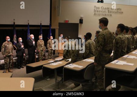 ROCHESTER, NEW YORK – ÉTATS-UNIS L'équipe médicale de la Force aérienne tient une cérémonie de remise de prix après avoir soutenu les opérations d'intervention de la COVID au centre médical de l'Université de Rochester, à Rochester, New York, 17 mars 2022. ÉTATS-UNIS Northern Command, par l'intermédiaire des États-Unis L'Armée du Nord demeure déterminée à fournir un soutien souple du ministère de la Défense à la réponse de l'ensemble du gouvernement à la COVID. Banque D'Images