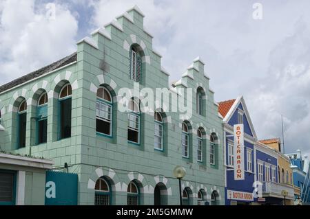 WILLEMSTAD, CURAÇAO - 22 NOVEMBRE 2007 : le vert clair des gables à Otrobanda, Willemstad, Curaçao Banque D'Images