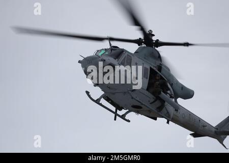 Le colonel de la Royal Norwegian Air Force Eirik Stueland atterrit un UH-1Y Venom pendant l'exercice Cold Response 2022, Setermoen, Norvège, 17 mars 2022. Stueland est le commandant de l'escadre des hélicoptères maritimes et le UH-1Y Venom est affecté à l'escadron des hélicoptères d'attaque de lumière marine 269. L'exercice Cold Response '22 est un exercice biennal de préparation nationale et de défense norvégien qui a lieu dans toute la Norvège, avec la participation de chacun de ses services militaires, ainsi que de 26 autres nations alliées de l'Organisation du Traité de l'Atlantique Nord et partenaires régionaux. Banque D'Images