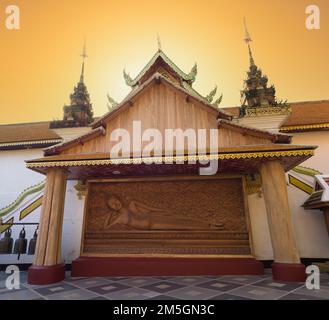 Chiang Mai, Thaïlande. 10 novembre 2022. Wat Phra That Doi Suthep Ratchaworawihan temple. Bouddha inclinable à sculpture en bois. La région la plus populaire de Thaïlande Banque D'Images