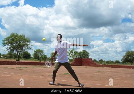 Les joueurs de tennis de village ont reçu un nouveau kit de jeu après la publication d'un article soulignant leur sort, Limpopo, Afrique du Sud Banque D'Images