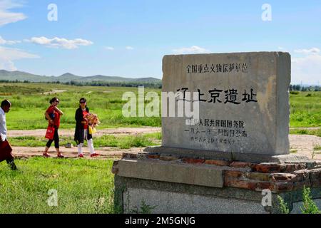 CHIFENG, CHINE - 10 AOÛT 2020 - les touristes voient les ruines de la capitale supérieure de la dynastie Liao dans la ville de Chifeng, dans la région autonome de la Mongolie intérieure, Chi Banque D'Images