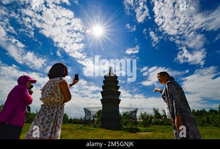 CHIFENG, CHINE - 10 AOÛT 2020 - les touristes visitent la Pagode du nord de la haute capitale de la dynastie Liao dans la ville de Chifeng, Mongolie intérieure autonome Banque D'Images