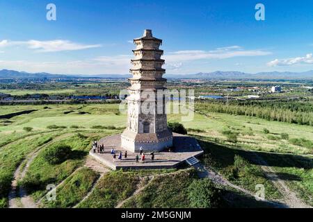 CHIFENG, CHINE - 10 AOÛT 2020 - les touristes aériens visitent la Tour Sud de la haute capitale de la province de Liaoning dans la ville de Chifeng, dans l'Inne de Chine du Nord Banque D'Images