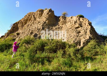 CHIFENG, CHINE - 10 AOÛT 2020 - les touristes visitent les ruines à cheval du mur de la ville de la capitale supérieure de la dynastie Liao dans la ville de Chifeng, dans le Mo intérieur Banque D'Images