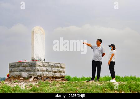 CHIFENG, CHINE - 10 AOÛT 2020 - les touristes visitent les ruines de la capitale supérieure de la dynastie Liao dans la ville de Chifeng, région autonome de la Mongolie intérieure, CH Banque D'Images