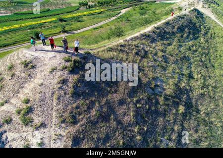 CHIFENG, CHINE - 10 AOÛT 2020 - les touristes voient les ruines du mur de la ville de la capitale supérieure de la dynastie Liao dans la ville de Chifeng, Mongolie intérieure Auton Banque D'Images