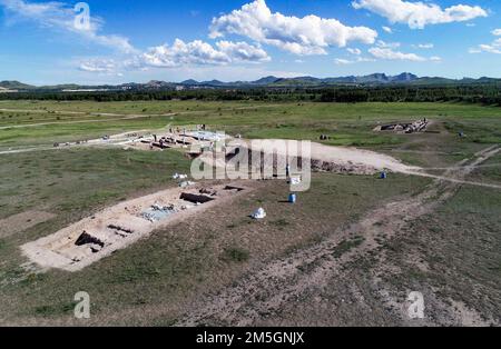 CHIFENG, CHINE - le 10 AOÛT 2020 - des archéologues aériens effectuent des travaux archéologiques sur le site de la dynastie Liao, dans la ville de Chifeng, à l'intérieur de la capitale Banque D'Images