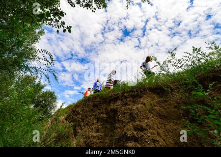 CHIFENG, CHINE - 10 AOÛT 2020 - les touristes marchent sur les ruines du mur de la ville de Shangjing Bohai Sea Town dans la province de Liaoning, Chifeng City, Inner M. Banque D'Images