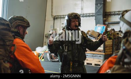 Le caporal Jeffery Kloek de la Royal Netherlands Air Force prépare les États-Unis Marines à charger sur un hélicoptère à bord du HNLMS Rotterdam pendant l'exercice Cold Response 2022, 17 mars 2022. Kloek est un tireur de porte du groupe de réserve de la Force aérienne néerlandaise, et les Marines sont avec le peloton de concept Jaeger (Hunter), 3rd Bataillon, 6th Marine Regiment, 2D Marine Division, II Marine Expeditionary Force. L'exercice Cold Response '22 est un exercice biennal de préparation nationale et de défense norvégien qui a lieu dans toute la Norvège, avec la participation de chacun de ses services militaires, ainsi que de 26 autres North Atla Banque D'Images