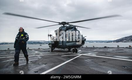 Le sergent Jasper de la Force aérienne royale des pays-Bas facilite le décollage d'un hélicoptère COUGAR AS-532U2 pendant l'exercice Cold Response 2022, 17 mars 2022. Jasper est un technicien en aviation affecté au HNLMS Rotterdam, et l'hélicoptère est affecté au 300 e Escadron du Commandement de l'hélicoptère de défense de la Royal Netherlands Air Force. L'exercice Cold Response '22 est un exercice biennal de préparation nationale et de défense norvégien qui a lieu dans toute la Norvège, avec la participation de chacun de ses services militaires, ainsi que de 26 autres nations alliées de l'Organisation du Traité de l'Atlantique Nord et partenaires régionaux. Banque D'Images