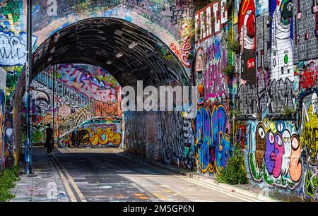 Pont ferroviaire et passerelle entièrement couverts de multiples grafitti et sur-peinture Banque D'Images