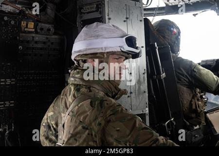 Un Royal Marine Commandos du Royaume-Uni passe dans un Super Stallion CH-53E pendant l'exercice Cold Response 2022, champ d'aviation d'Elvenes, Norvège, 17 mars 2022. Le Royal Marine Commando est affecté à la Force des hélicoptères Commando. L’exercice Cold Response ’22 est un exercice biennal qui a lieu dans toute la Norvège, avec la participation de chacun de ses services militaires, ainsi que de 26 autres nations alliées et partenaires régionaux de l’Organisation du Traité de l’Atlantique Nord. Banque D'Images