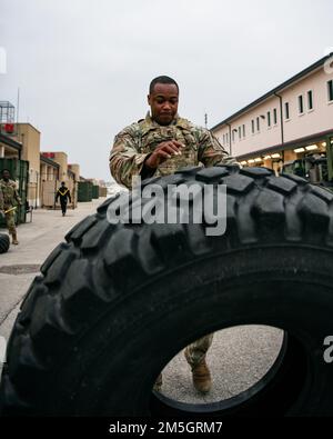 A ÉTATS-UNIS Le parachutiste de l'armée affecté à la Brigade aéroportée 173rd fait tourner un pneu de tracteur lors d'une compétition d'entraînement physique à Caserma Del DIN à Vicenza, en Italie, au 17 mars 2022. La Brigade aéroportée de 173rd est la U.S. La Force de réaction en cas d'urgence de l'armée en Europe, fournissant des forces rapidement déployables aux États-Unis les domaines de responsabilité de l'Europe, de l'Afrique et du Commandement central. Déployée en Italie et en Allemagne, la brigade s'entraîne régulièrement aux côtés des alliés et partenaires de l'OTAN pour établir des partenariats et renforcer l'alliance. Banque D'Images