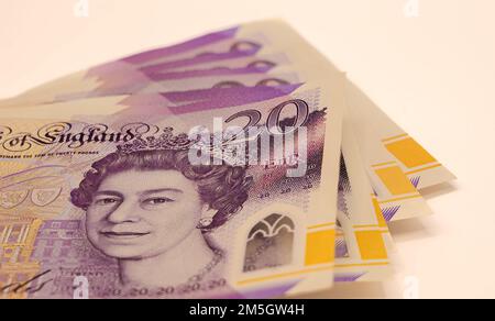 Quelques centaines de livres de livres sterling de nouveaux billets de 20 livres sterling dans une petite pile de feuilles Banque D'Images