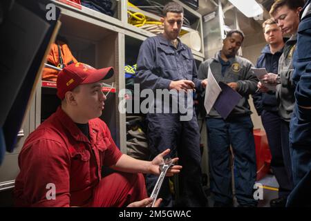 MER DE NORVÈGE (17 mars 2022) Damage Controlman 2nd classe Antonio Perez donne un entraînement de contrôle des dégâts aux marins à bord du destroyer de missile guidé de classe Arleigh Burke USS Roosevelt (DDG 80), 17 mars. Roosevelt, déployé à Rota, en Espagne, est en troisième patrouille aux États-Unis Sixième zone d'opérations de la flotte à l'appui des alliés et partenaires régionaux et des intérêts américains en matière de sécurité nationale en Europe et en Afrique. Banque D'Images