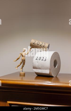 Les papiers toilette écrits en 2022 et 2023, ce qui signifie voir l'ancienne année aller et accueillir la nouvelle année dans Banque D'Images