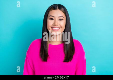 Photo portrait de la jeune femme coréenne gaie et douée sourire optimiste bonne humeur porter un pull tricoté élégant isolé sur fond bleu Banque D'Images