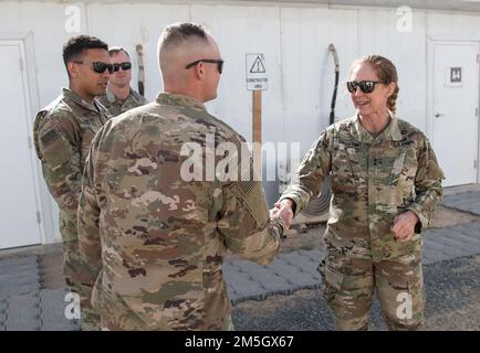 Général de division Kimberly Colloton, commandant général des États-Unis Le corps d'armée de la Division Transatlantic Engineers présente une pièce de monnaie du commandant au sergent d'état-major Austin Williams, Sr., ingénieur de la 702nd Engineering Company, États-Unis Brigade des ingénieurs du théâtre de l'armée, suite à une démonstration sur l'application d'un système matériel et logiciel pour former et assembler un cadre en acier laminé à froid pour construire des bâtiments semi-permanents à la base aérienne Ali Al Salem, Koweït, 17 mars 2022. L'équipe conjointe des Seabés de la Marine et des ingénieurs de l'Armée de terre démontre comment l'utilisation de cette capacité moderne leur permet de construire des structures de qualité Banque D'Images