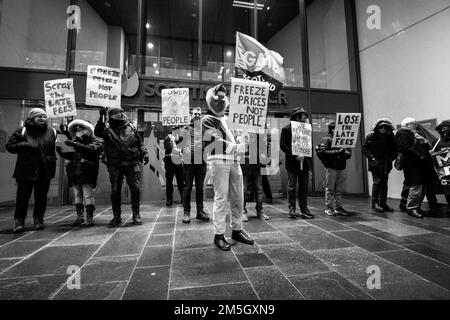 Le pouvoir au peuple manifestation de Glasgow devant les bureaux de SSE pour protester contre la hausse des factures de carburant. Banque D'Images