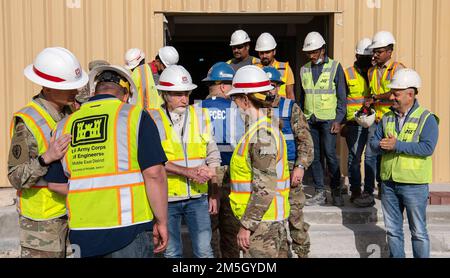 Général de division Kimberly Colloton, commandant général des États-Unis Le corps de l'armée de la Division Transatlantic Engineers se met à la main avec Stason Sellers, le chef de projet pour les travaux de rénovation de la salle à manger principale de l'aile, à la base aérienne Ali Al Salem, Koweït, 17 mars 2022. Colloton est au Koweït pour assister à une revue semestrielle de la gestion financière du projet entre des responsables américains et koweïtiens, et pour rencontrer les parties prenantes et les clients du corps d'ingénieurs de l'armée au Moyen-Orient. La 386th Air Expeditionary Wing est un client important de USACE car elle gère le principal hub et la passerelle de transport aérien tactique pour deliv Banque D'Images