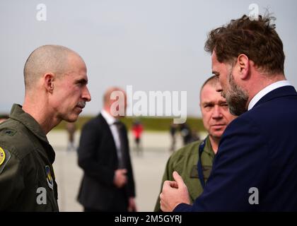 ÉTATS-UNIS Force aérienne Brig. Le général Jason E. Bailey, commandant de l’escadre de combat 31st, base aérienne d’Aviano (Italie), et le ministre croate de la Défense Mario Banožić, ont eu une conversation après une conférence de presse où ils ont souligné l’importance des opérations d’emploi de combat Agile entre les deux alliés de la base aérienne croate 91st de Pleso (17 mars 2022). Le 31st FW a exécuté des opérations ACE de routine avec des alliés croates dans une mission visant à améliorer la préparation nécessaire pour répondre à tout défi potentiel en Europe du Sud-est. Banque D'Images