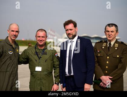 ÉTATS-UNIS Force aérienne Brig. Général Jason E. Bailey, commandant de l'escadre de combat 31st, base aérienne d'Aviano, Italie, Pose une photo avec le ministre croate de la Défense Mario Banožić et des membres de l'armée de l'air croate après une conférence de presse pour souligner l'importance des opérations d'emploi de combat Agile entre les deux alliés de la base aérienne croate de 91st à Pleso, au 17 mars 2022. Le 31st FW a exécuté des opérations ACE de routine avec des alliés croates dans une mission visant à améliorer la préparation nécessaire pour répondre à tout défi potentiel en Europe du Sud-est. Banque D'Images