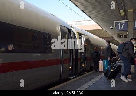 Les passagers se rendant sur un train Deutsche Bahn ICE Inter City à la gare HBF de Dusseldorf, en Allemagne Banque D'Images