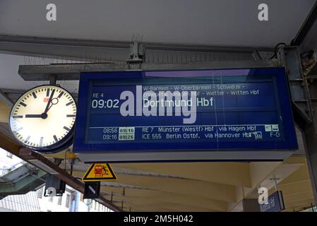 Un panneau d'affichage de départ de la Deutsche Bahn affichant des informations sur les trains Inter City à la gare centrale HBF de Düsseldorf, en Allemagne Banque D'Images