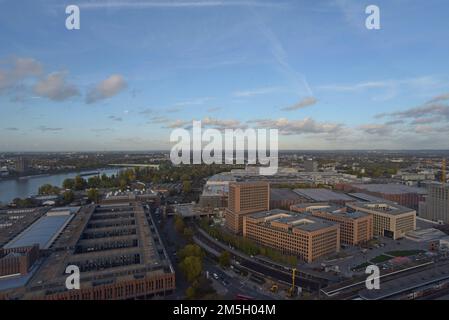 Vue aérienne du Rhin et des bureaux de Zurich Insurance à Cologne, en Allemagne Banque D'Images